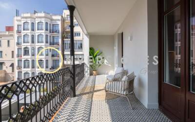 Piso reformado en Carrer Pau Claris con terraza – Venta