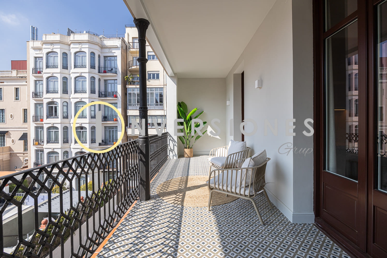 Piso reformado en Carrer Pau Claris con terraza – Venta
