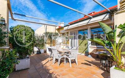 Atico dúplex con espectacular terraza y vistas a la Sagrada Familia – Venta