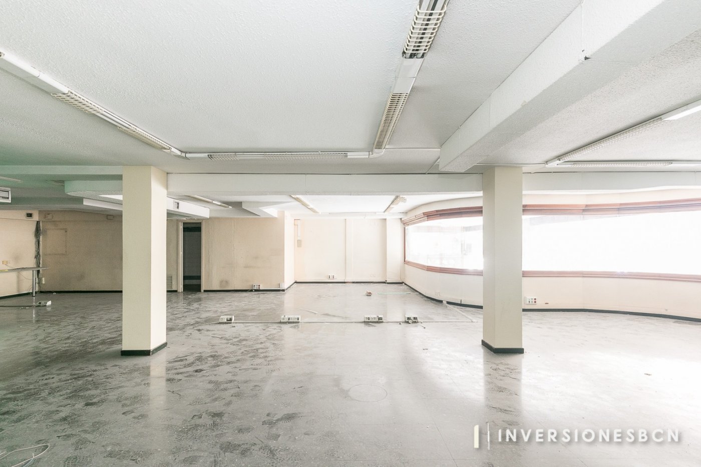 Oficina a Comte Borrell, lluminosa i diàfana – Lloguer comercial