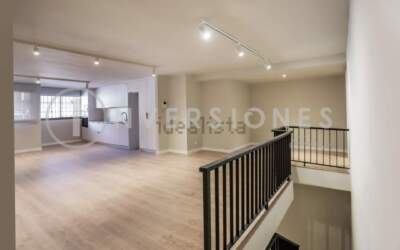 Renovated duplex office with parking in Eixample – For Sale