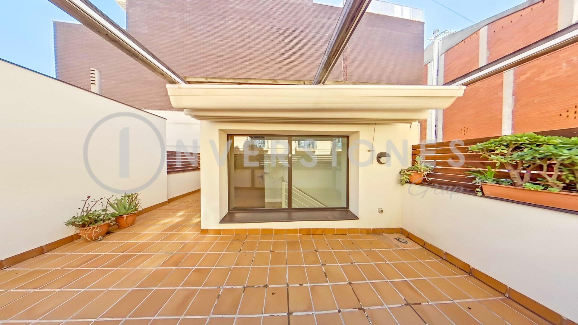 Casa adosada con parking en Vila de Gracia al lado de Passeig de Gracia – Venta