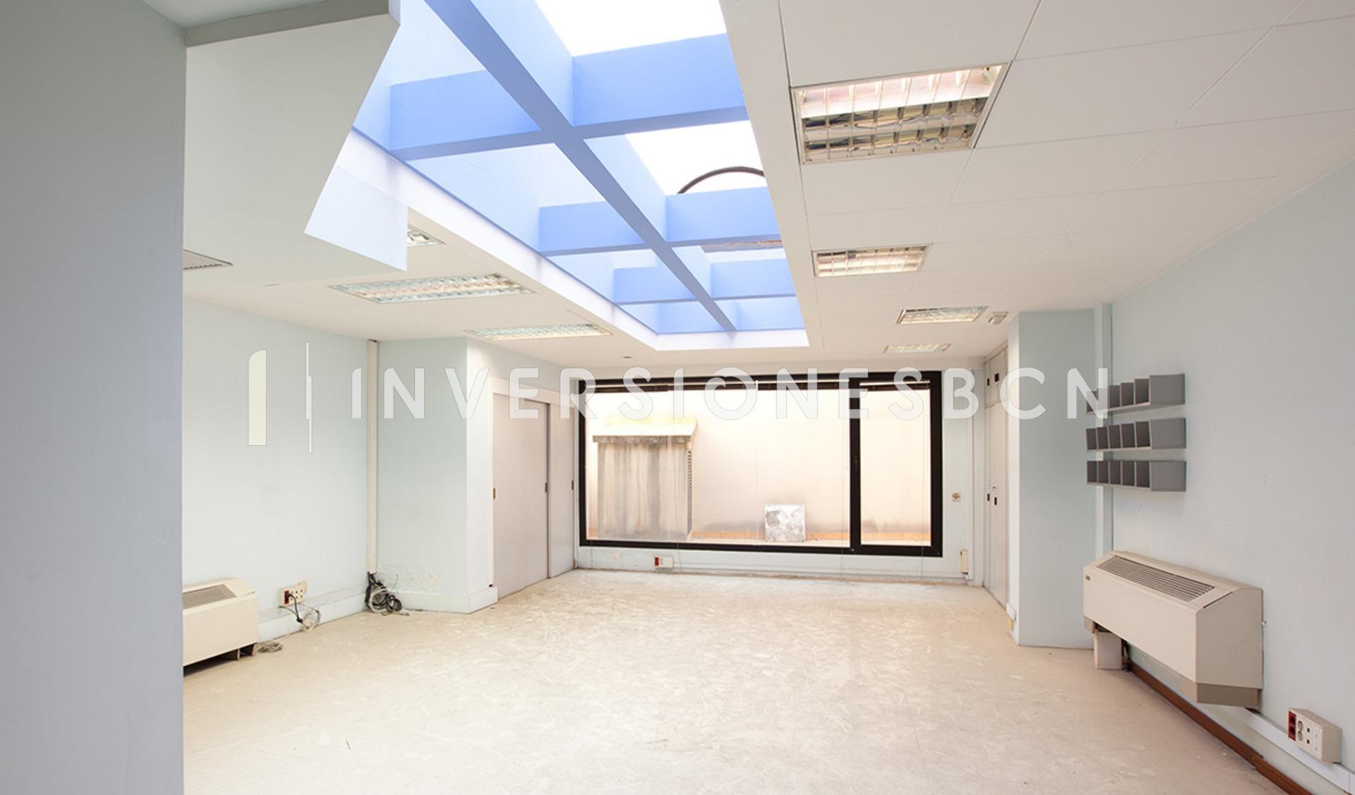 Oficina privada con terraza en Calle de Rocafort – Alquiler comercial
