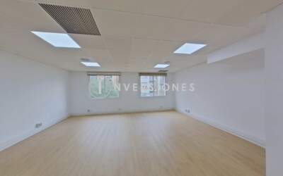 Oficina amplia con aseos interiores en Calle Entença – Alquiler comercial